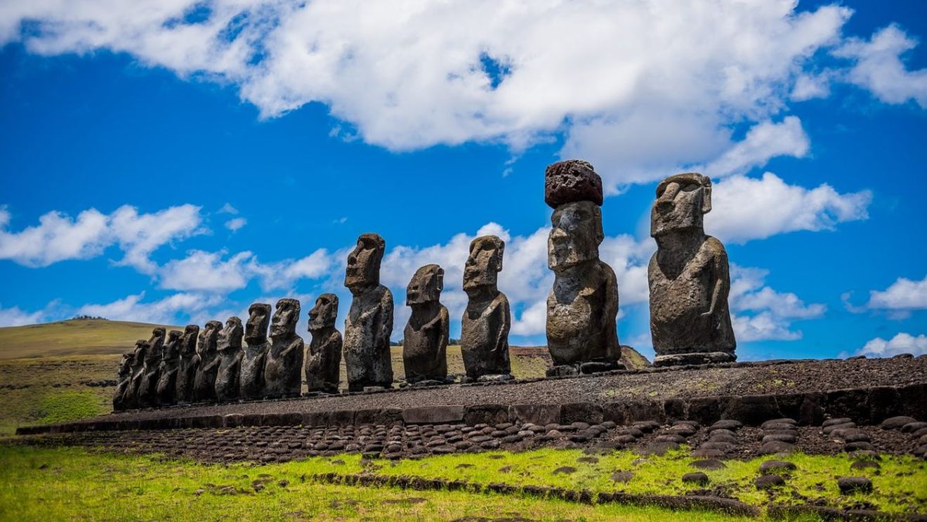Cel puțin 177 de statui moai de pe Insula Paștelui, afectate în urma unui incendiu (UNESCO)