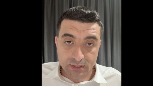 Alegerile anticipate, noua strategie a extremistului Simion: „Nu vor trece multe luni până când vom avea alegeri anticipate. Cu 3,8 milioane de voturi luăm majoritatea în Guvern”; „Vă îndemn să ieșiți la protest” / Despre Nicușor Dan: „E marioneta Franței”