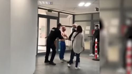 VIDEO Un bărbat din Vaslui venit după certificatul de căsătorie s-a luat la bătaie cu altul venit după un certificat de naștere / În scenă au intrat și soțiiile celor doi, cu poșetele din dotare