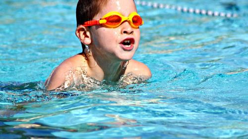 Bazin de înot construit cu banii statului în București, interzis pentru tineri. Un consilier PSD s-a opus deschiderii pentru publicul larg