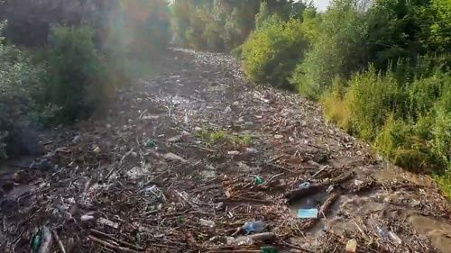 VIDEO Viitură surprinsă în localitatea Stremț din județul Alba. Apa a adus crengi, dar și o mulțime de gunoaie