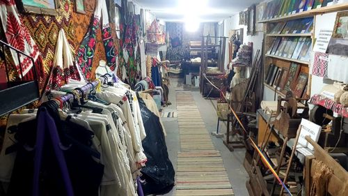 FOTO Muzeul țărănesc din Almașu Mare cu 15.000 de exponate, fondat acum 42 de ani de un localnic. Emilian Achim (82 de ani): Cel mai greu în această perioadă este că nu vine nimeni, îmi lipsesc oamenii