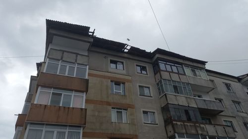 Acoperișul unui bloc din Zalău s-a desprins din cauza vântului puternic