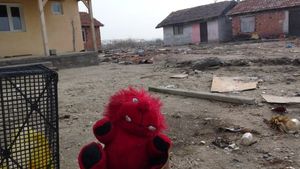 Bulgaria a fost condamnată să plătească 109.000 de euro pentru romii alungați din propriul sat / Ei au fost evacuați de jandarmi în urmă cu trei ani și casele lor declarate ilegale iar în mijlocul iernii zeci de familii au rămas fără adăpost