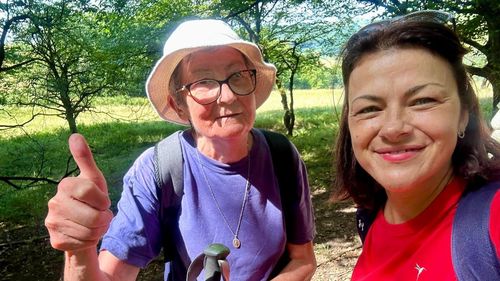 La peste 80 de ani, o fostă profesoară face drumeții, ghidată de foștii elevi: Vreau să mai ies în natură / ”Nu am cerut decât de două ori „time-out”, să-mi trag sufletul”