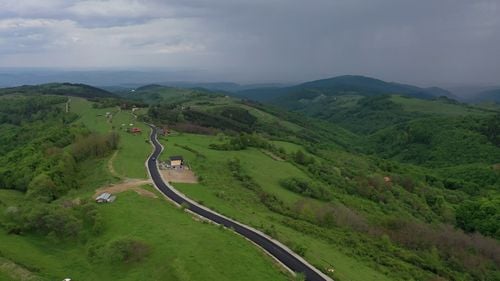 FOTO VIDEO Transalpina de Apuseni, traseul presărat de cătune pustii, case tradiționale părăsite și păduri vechi. Cum ar putea un drum nou să readucă la viață o zonă depopulată