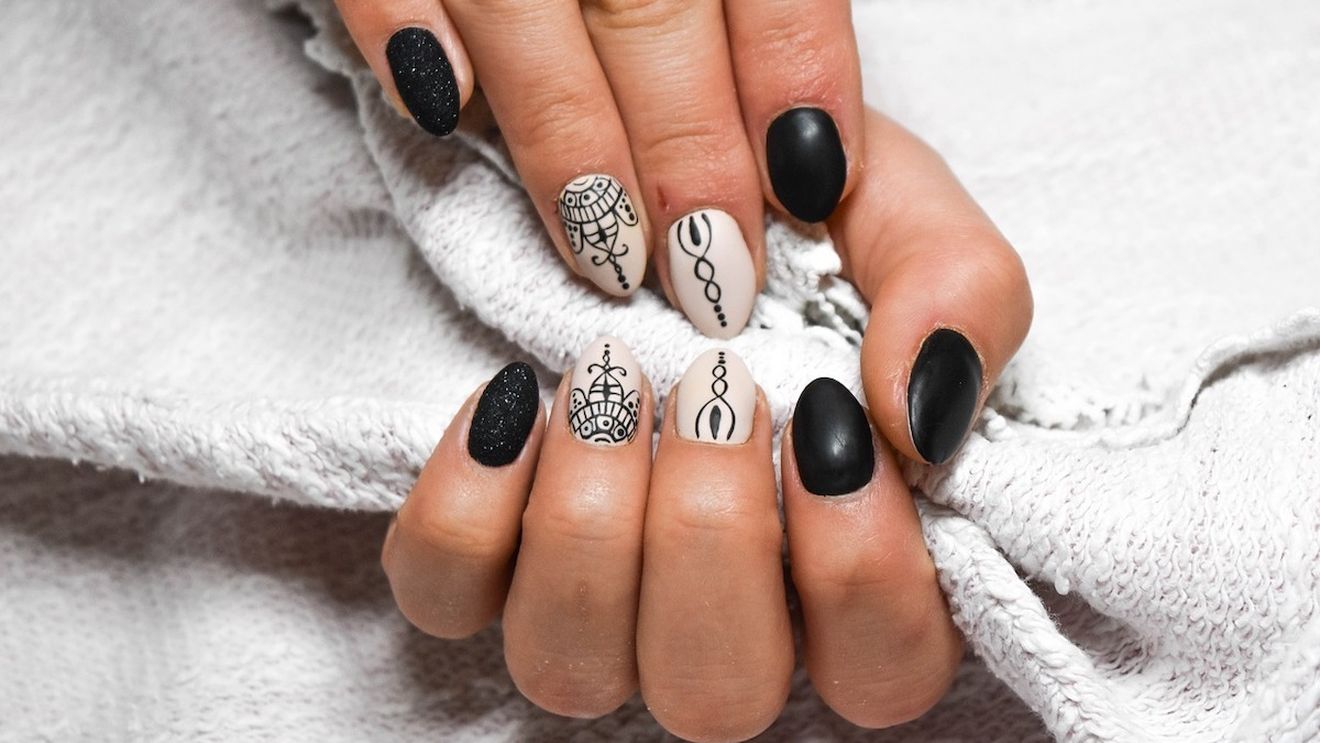 Manichiuristele, afectate de interzicerea cosmeticelor care conțin TPO: „Trebuie să arunc 90% din produsele pe care le am și să o iau de la zero”