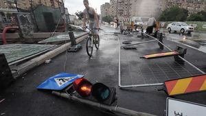 Cod galben de averse torenţiale şi vijelii în aproape toată ţara, până sâmbătă dimineaţa / Vreme instabilă şi în Bucureşti: averse torenţiale, vijelii şi descărcări electrice