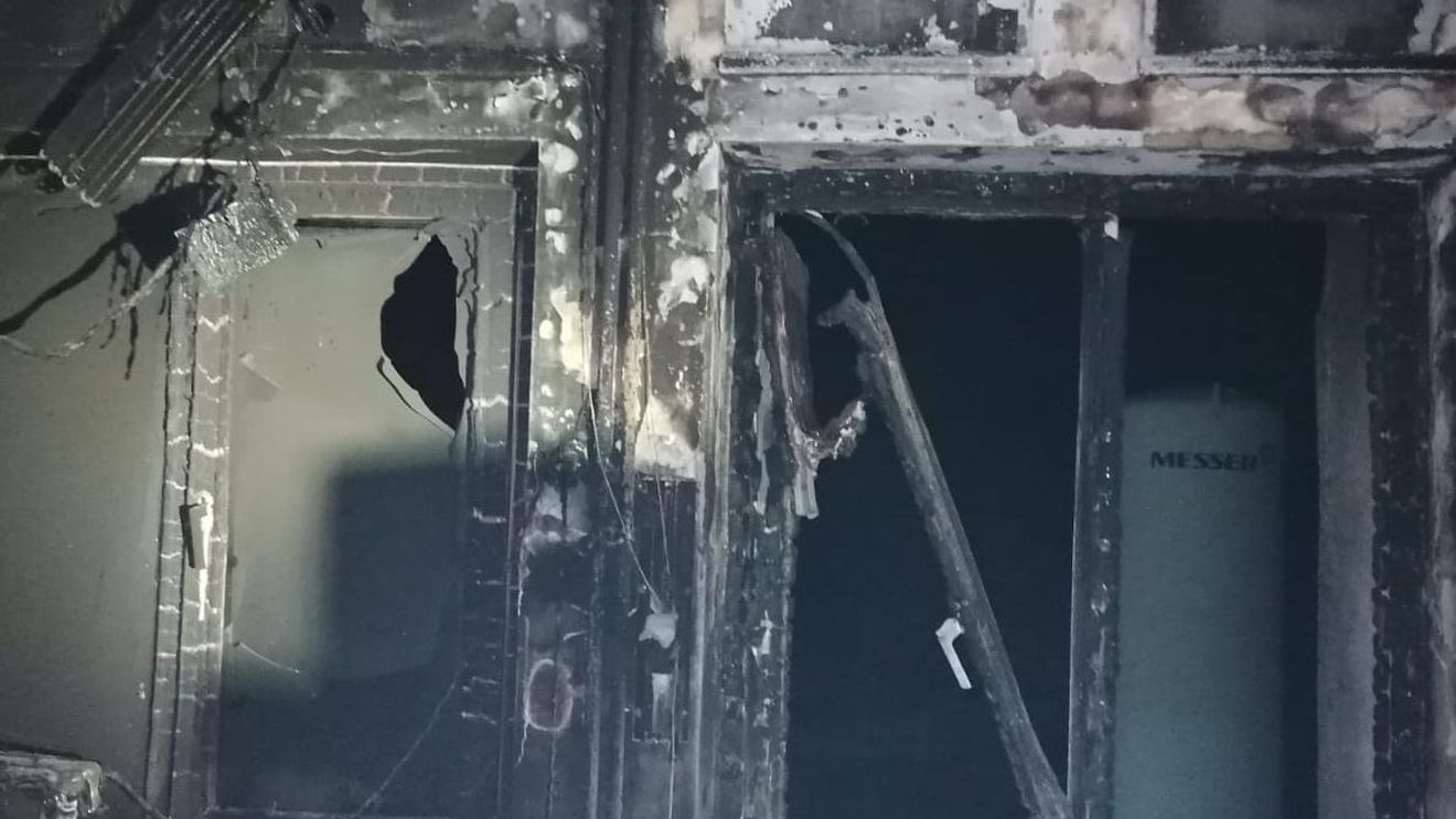 Filmul intervenției de la incendiul din Piatra Neamț: Pompierii au ajuns în 5 minute de la apelul la 112. Incendiul a fost lichidat în 20 de minute. Au fost implicați 140 pompieri, medici și asistenți, autospeciale, ambulanțe și unități de terapie intensivă mobilă