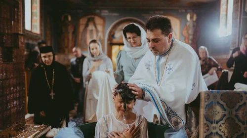 O ucraineancă atee refugiată a fost botezată la Mănăstirea Văratec/ ”A pornit izgonită, ca și ceilalți compatrioți ai ei, din țara natală, în România, pentru un loc ferit de bombe, coșmaruri și moarte”