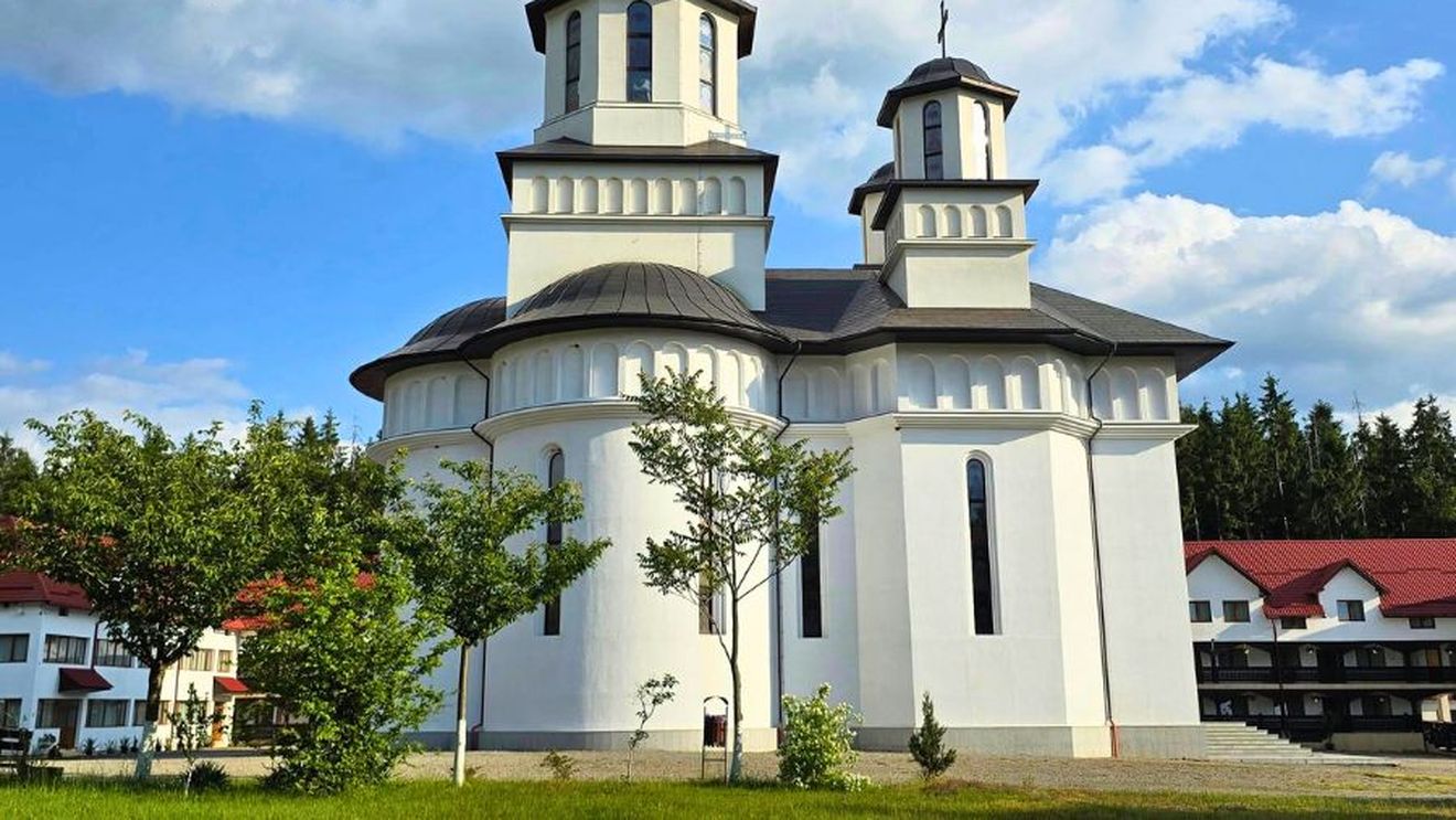 Mănăstirea Piatra Craiului a fost jefuită / Un ieșean a furat banii din cutia milei apoi a luat și echipamentele camerelor de supraveghere, pentru a nu fi prins