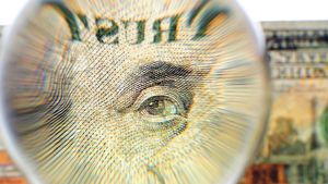 JPMorgan: România se numără printre ţările cele mai expuse riscului de „oprire bruscă” a fluxurilor de capital / Politicile „America First” ale preşedintelui Donald Trump stimulează economia SUA şi absorb bani din ţările mai sărace