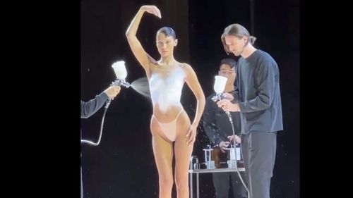 VIDEO Demonstrație la Săptămâna Modei de la Paris: O rochie pictată pe corpul unui manechin se transformă în ţesătură