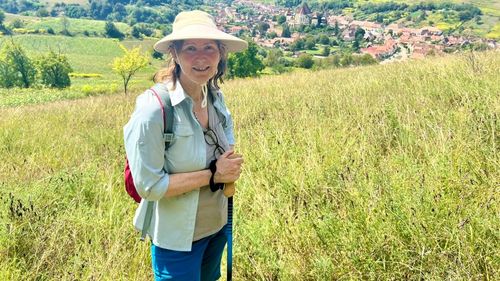 Ambasadoarea SUA Kathleen Kavalec și soțul ei, drumeție pe ViaTransilvanica: Este o adevărată comoară, atât pentru români, cât și pentru vizitatorii străini interesați să descopere toate frumusețile pe care România le are de oferit