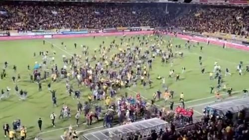 VIDEO Gafă de proporţii în Ţările de Jos: Crainicul stadionului echipei Roda Kerkrade a anunţat eronat promovarea clubului în primul eşalon / Suporterii au invadat terenul 