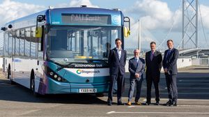 Marea Britanie va avea la Edinburgh prima sa linie de autobuze care se conduc singure/ Șoferii vor rămâne, însă, în mașini pentru a prelua controlul în caz de urgență