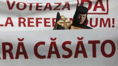 GALERIE FOTO Marș cu preoți, călugări, cruci și icoane pe străzile din Drăgănești-Olt pentru susținerea referendumului privind redefinirea familiei