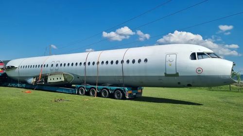 Un avion de linie scos din uz a devenit atracție pentru turiști într-o comună din Timiș / ”Va fi o terasă pe care va urca lumea pe scară”