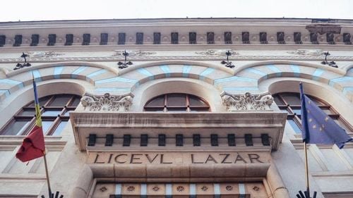 Elevii din două clase de-a XII-a și 10 profesori, sub observație după moartea colegei lor, diagnosticată cu meningită. Colegiul Gheorghe Lazăr este închis pentru dezinfectare