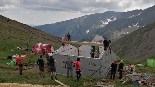 Un nou refugiu în Munții Făgăraș, la peste 2.000 de metri / Va putea fi folosit din luna august / Refugiul Scara e amplasat pe locul vechiului refugiu, în Șaua Scării