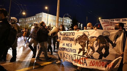 VIDEO Proteste violente la Salonic şi Atena după ce un băiat rom a fost împuşcat de poliţie / Își alimentase automobilul cu benzină în valoare de 20 de euro, după care a plecat fără să plătească