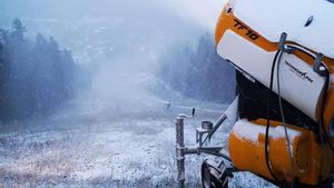 Tunurile de zăpadă au fost pornite în Poiana Brașov. Nu se poate estima data deschiderii pârtiilor, din cauza temperaturilor ridicate