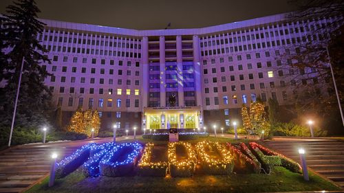 Clădirea Parlamentului de la Chișinău, luminată în culorile UE după decizia de deschidere a negocierilor de aderare pentru Republica Moldova