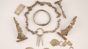 Tezaurul dacic din argint descoperit cu detectorul are caracter ceremonial iar calitatea execuţiei indică statutul de aristocrat al purtătorului - FOTO