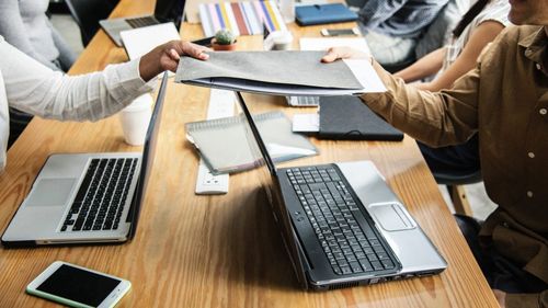 OFICIAL Directorii de școli rămași pe post după comasări au interdicție să mai ia plata cu ora sau cumul, iar obligația de predare crește până la 40 de ore pe lună pentru toți