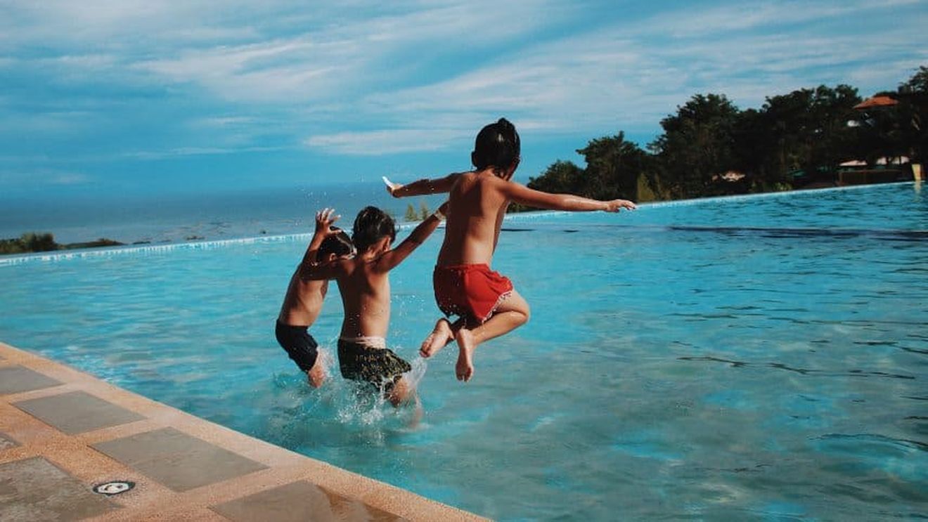 Hotelierii de pe litoralul românesc pregătesc deschiderea sezonului, chiar dacă nu știu din ce dată: turiștii vor mânca în serii, la o masă va sta doar o familie, distanța dintre șezlonguri se va mări, iar cameristele vor purta măști