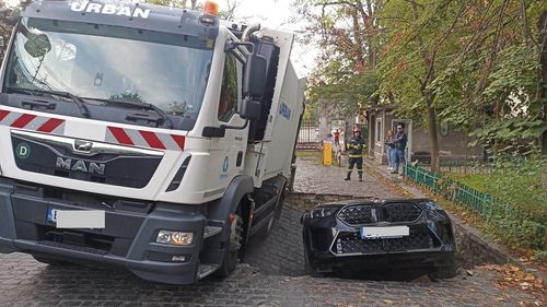 O mașină a căzut într-o groapă pe Șoseaua Orhideelor din Sectorul 6, după ce strada s-a surpat / UPDATE Primăria Sectorului 6 spune că este un teren privat / Dosar penal pentru vătămare corporală din culpă