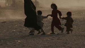 Afganistan: talibanii le transmit femeilor care lucrează să rămână acasă / Restricțiile vor fi păstrate până când forțele de securitate vor învăța să se poarte cu femeile