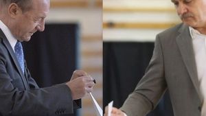 Politicienii nu s-au abținut de la a face campanie electorală în prima zi a referendumului / Dragnea și Băsescu au rămas cu mâinile întinse în secția de votare după ce unii membri au refuzat să îi salute (Video)