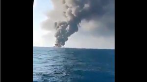 VIDEO Cea mai mare navă de război a Iranului, Kharg, s-a scufundat în Golful Oman, în urma unui incendiu / Echipajul a fost salvat