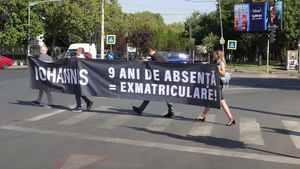 VIDEO Protest USR la Cotroceni, în prima zi de şcoală: ”Actualul preşedinte este un profesor care şi-a ratat menirea” / ”Avem un eşec generalizat”
