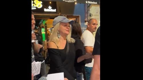 Replică de la o votantă pentru George Simion, care făcea transmisie live în Centrul Vechi: Omule, ești varză maximă, te prostituezi maxim