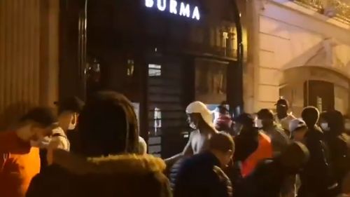 VIDEO Mașini incendiate, vitrine sparte și magazine vandalizate la Paris, în timpul şi după finala Champions League, pierdută de PSG în fața lui Bayern Munchen