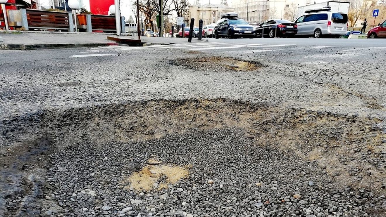 ”Vești bune” despre străzile din București. Gabriela Firea: Anul trecut erau 1000 de gropi pe vremea asta, acum avem 800 de gropi identificate la începutul primăverii