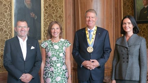 Omul de afaceri Michael Schmidt și soția sa l-au însoțit pe Klaus Iohannis în Germania la decernarea premiului Carol cel Mare. Cei doi sunt apropiații președintelui