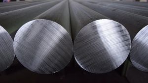 Trump anunţă tarife de 25% pentru toate importurile de oţel şi aluminiu