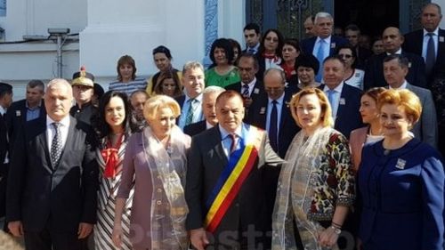 UPDATE Imagini incredibile cu defilarea copiilor de grădiniţă în faţa premierului Viorica Dăncilă la Piteşti. Situaţie similară în 2009, cu Emil Boc şi Mircea Geoană
