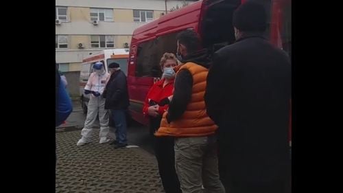 VIDEO Dosar penal pentru un bărbat care făcea live din curtea unui spital spunând că nu e aglomerat, deși curtea era plină de ambulanțe și pacienți care-și așteptau rândul