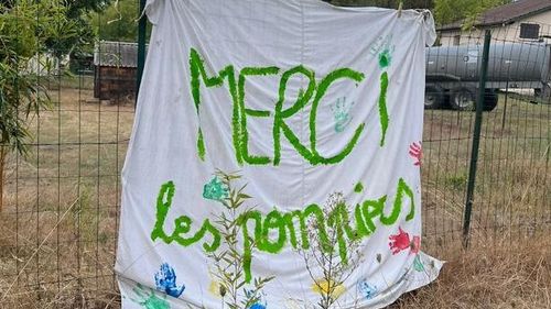 FOTO 36 de pompieri români intervin pentru stingerea incendiilor din zona Quartier Le Frayot, din sud-vestul Franței