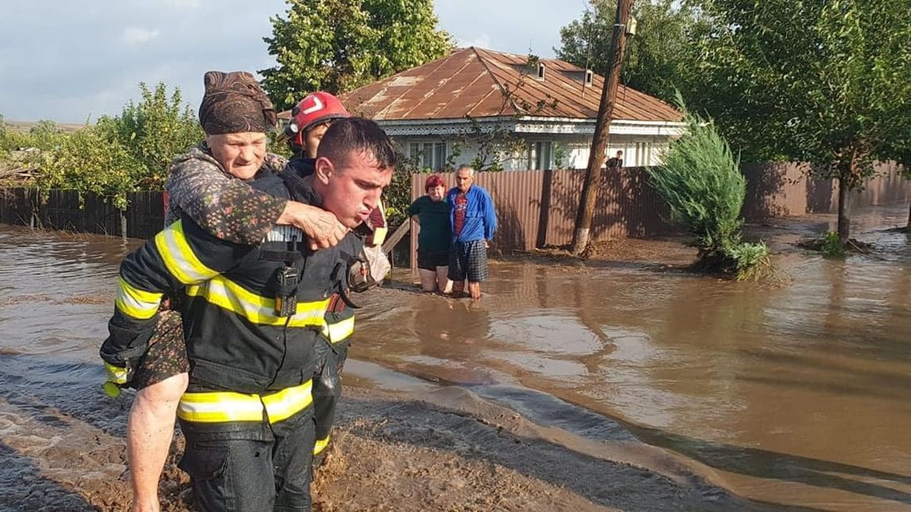 Marcel Ciolacu anunță instituirea stării de alertă în județele Galați și Vaslui pentru ca autoritățile să contracteze lucrările de construcții în procedură accelerată / Ajutoare în valoare totală de 100 de milioane de lei pentru cei afectați de inundații