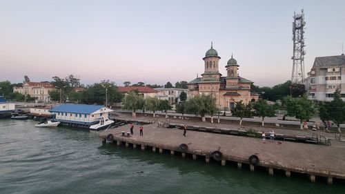 Efectul războiului: Canalul Sulina a înregistrat recordul de trafic, 20 de piloți militari pensionari aduși să conducă nave - Europa Liberă