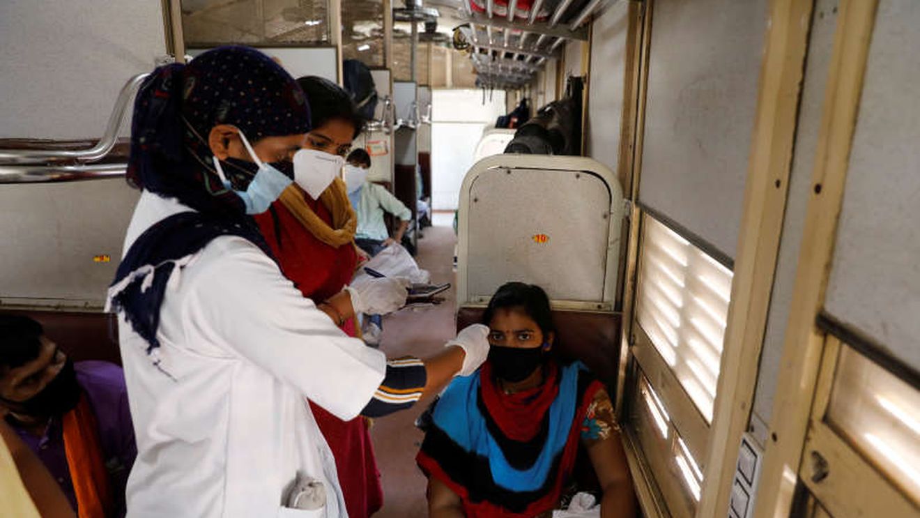 India a transformat 500 de vagoane de tren în spitale din cauza lipsei paturilor libere în unitățile medicale/ Numărul infectărilor crește alarmant