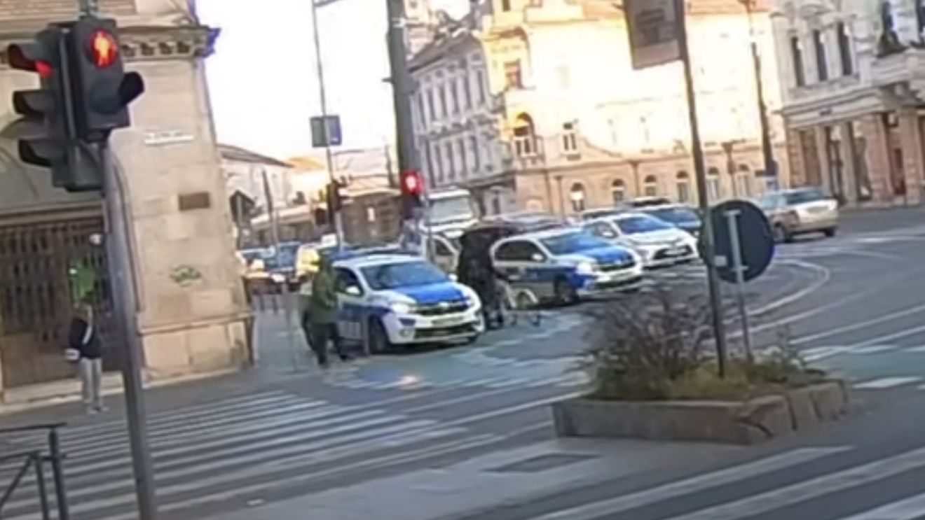 Anchetă la Cluj, după ce o maşină a Poliţiei a fost filmată circulând pe trotuar - VIDEO