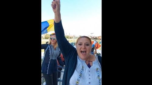 Apel lansat de Colegiului Medicilor, după ce senatoarea Diana Șoșoacă a făcut scandal la un centru dintr-o localitate aflată în scenariul roșu, blocând procesul de imunizare a localnicilor