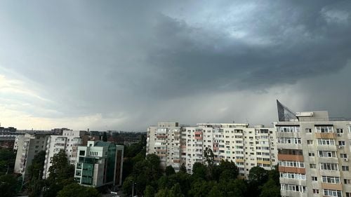 UPDATE FOTO Două mesaje RO-Alert în București pentru vreme extremă: Vijelie puternică, descărcări electrice și grindină / Cod portocaliu în București și în mai multe localități din Ilfov