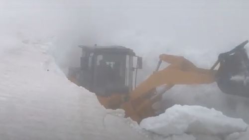 VIDEO Zăpadă de peste 3 metri pe Transalpina. Drumuri Naţionale Târgu Jiu intervine cu utilaje